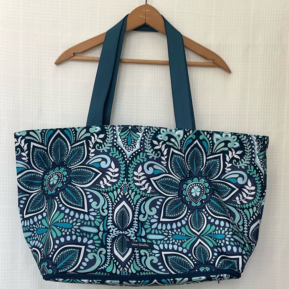 Vera Bradley Teal and Navy Floral beach bag with inside pocket and key latch